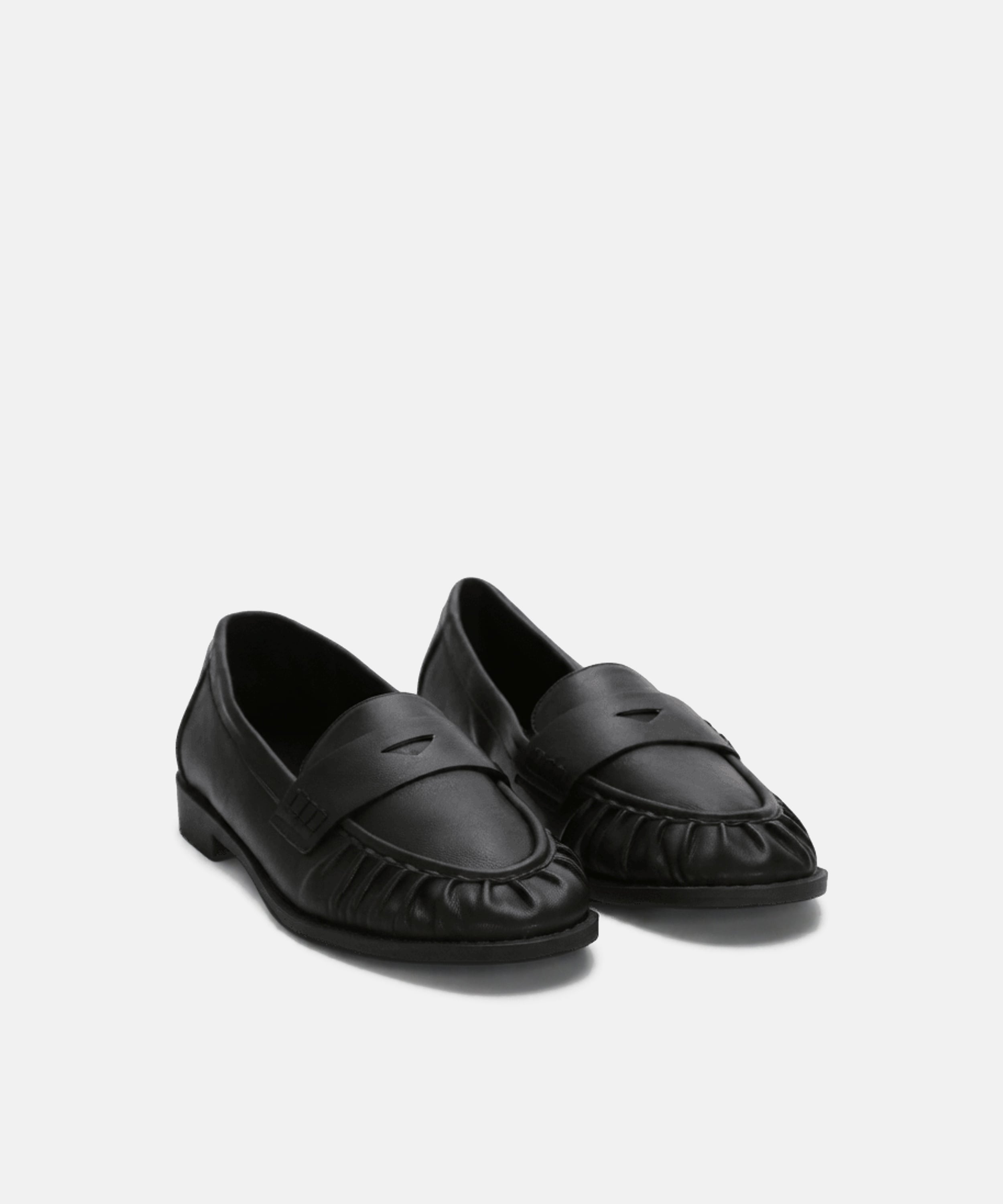 Mocas&iacute;n plano fruncido image number null